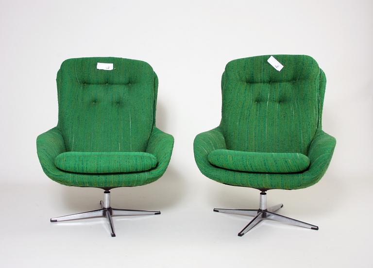 SNURRFÅTÖLJER, ett par. 1970-tal.