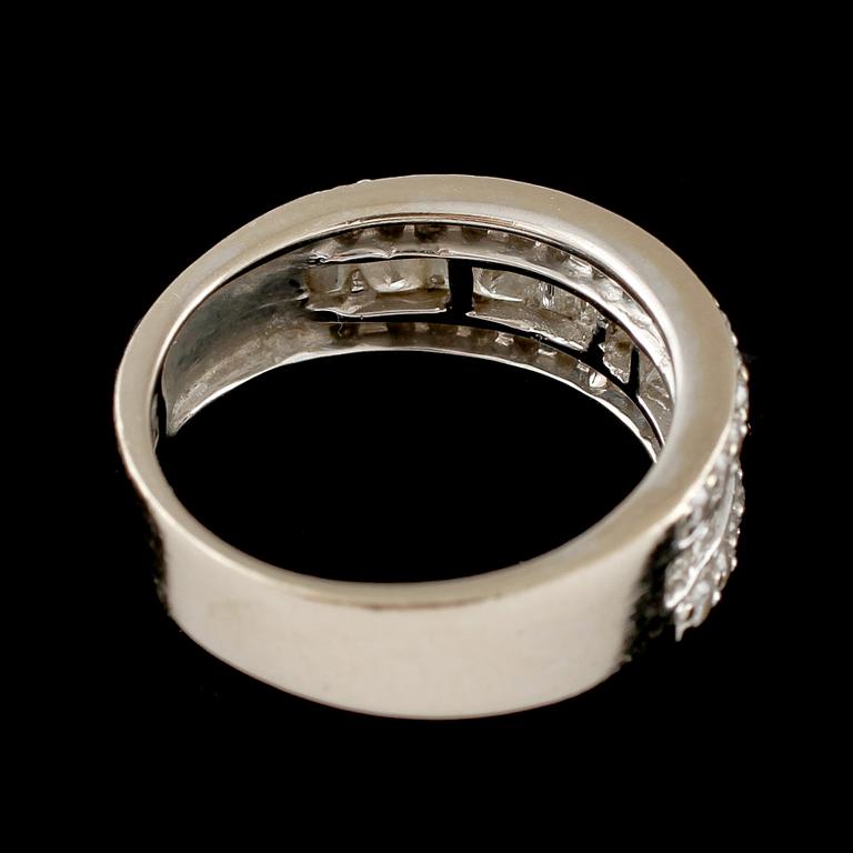 RING, 18k vitguld med 30 briljantslipade och 13 fasettslipade diamanter, Iduna,  Varberg, 2000-tal. Vikt 6 g.