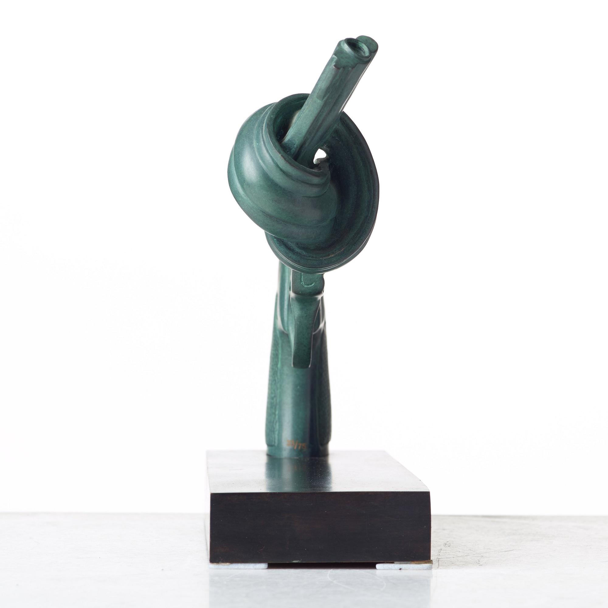 Carl Fredrik Reuterswärd, "Non Violence".