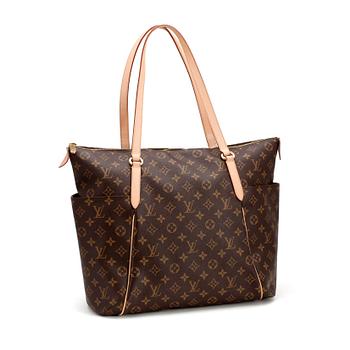 529. LOUIS VUITTON, a monogram canvas "Totally MM" bag.