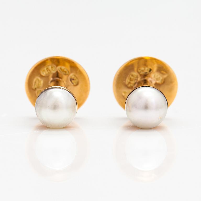 Nappeja frakkipaitaan, 18K kultaa ja viljellyt helmet. Iisakki Saha, Pori 1929.