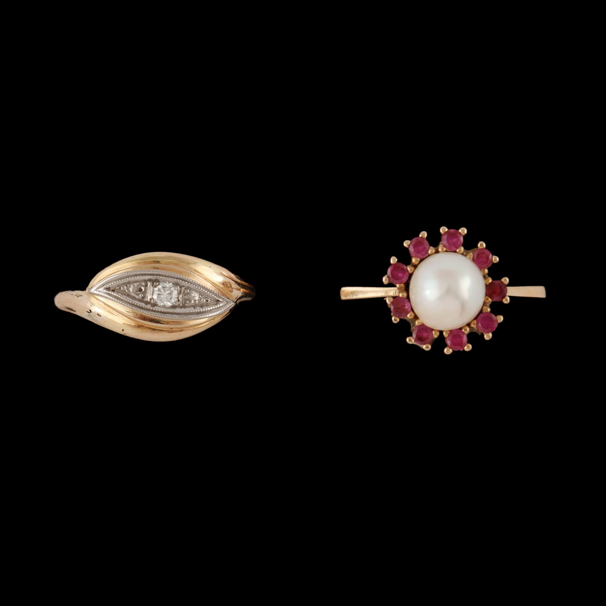 RINGAR, 2 st, 18k guld med liten briljantslipad diamant, odlad pärla samt 9 rosa safirer, 1900-tal. Vikt 7 g.