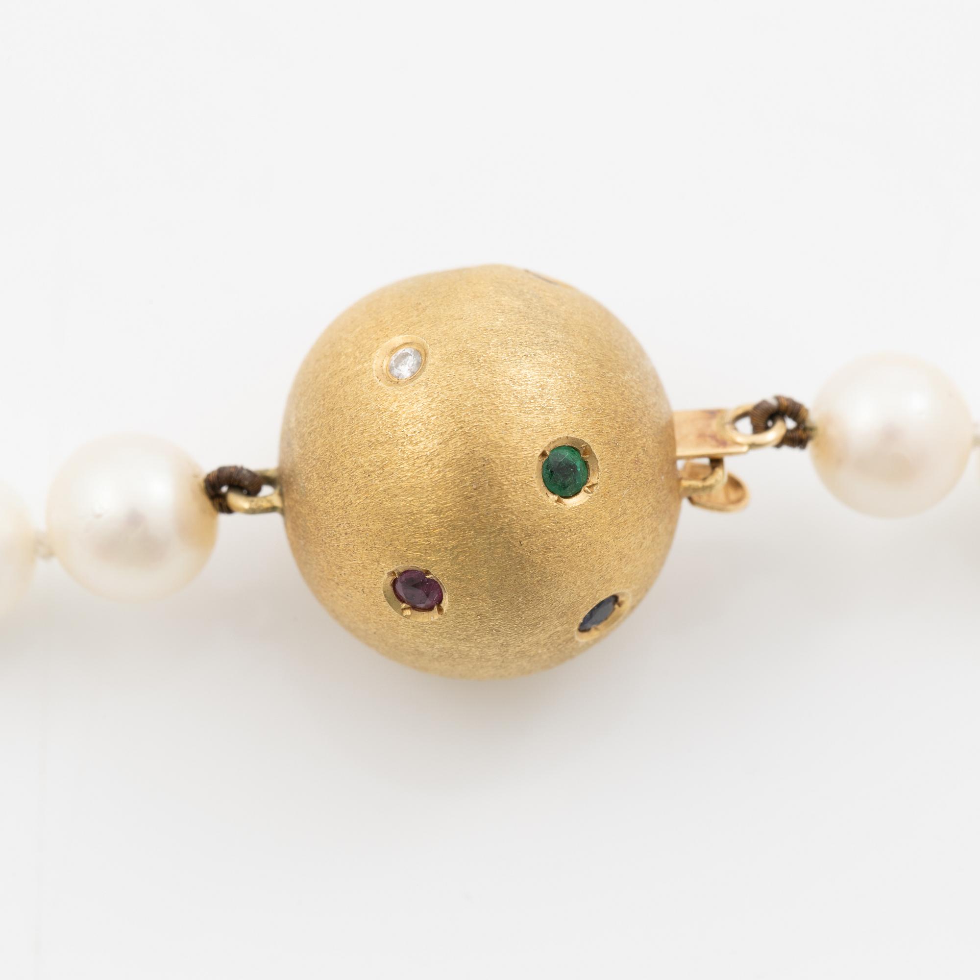 Cultured pearl necklace with an 18K gold clasp set with stones in various colours.