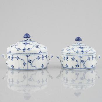 Two 'Blue Fluted Plain' / 'Musselmalet rifflet' sugar bowls with covers, Royal Copenhagen, model 400 and 410, post 1923.