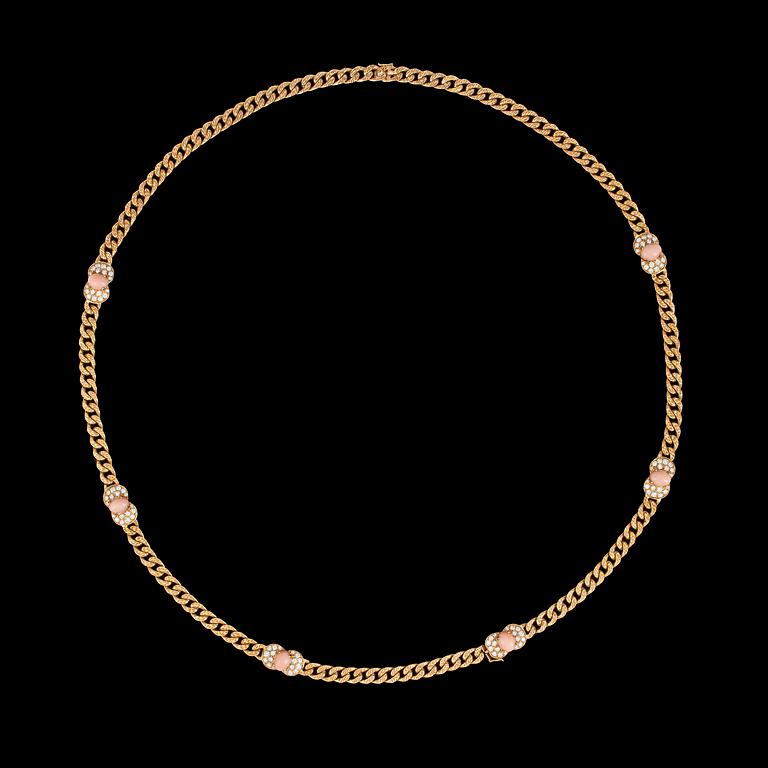 A long gold, brilliant cud diamond and pink coral necklace, tot. app. 5.50 ct.