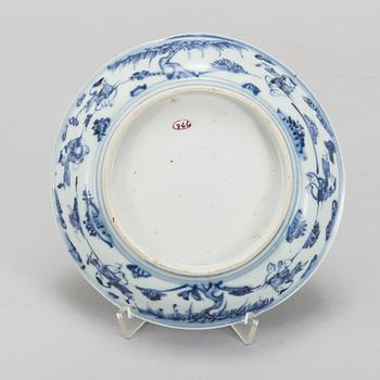 A blue and white dish, Ming dynasty (1368-1644).