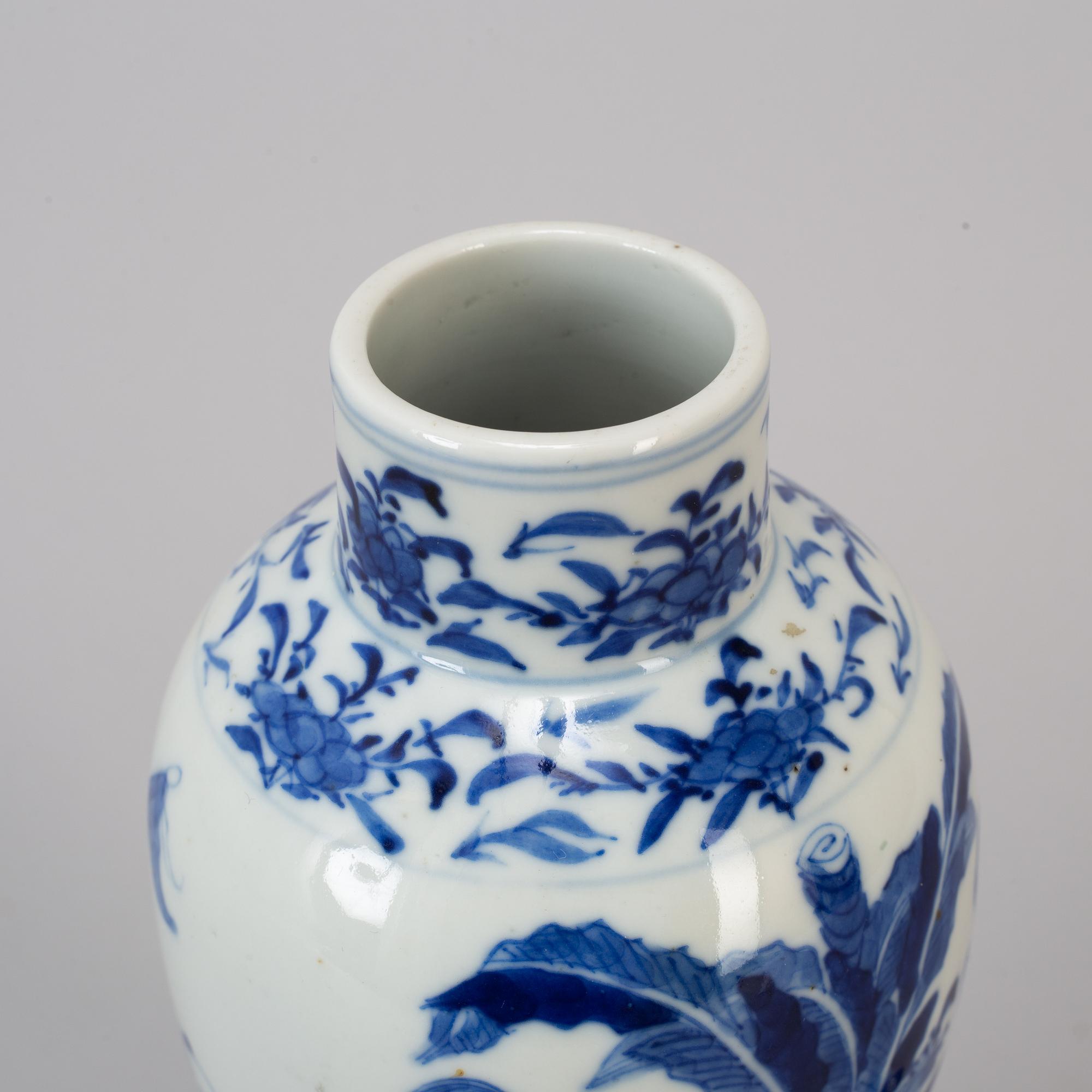 A blue and white vase, Qing dynasty, late 19th century.