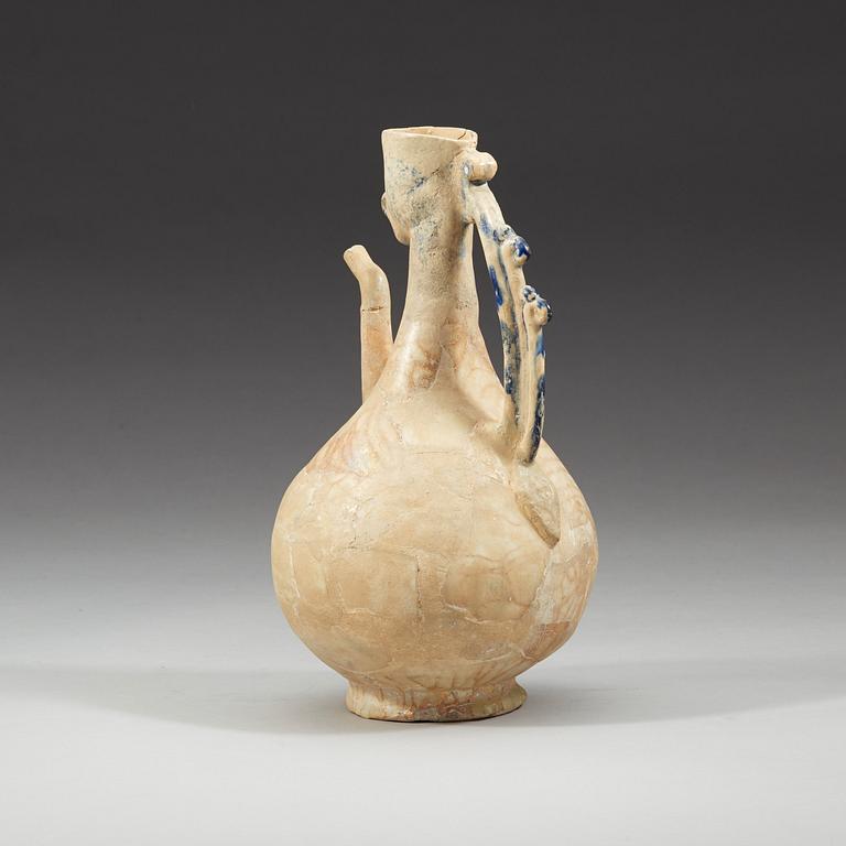 KANNA. Lergods. Sannolikt Keshan 1100-1200-tal, Iran. Höjd 27 cm.