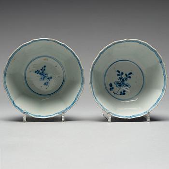 A pair of blue and white bowls, Qing dynasty, Kangxi (1662-1722).