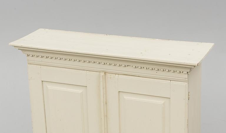 A gustavian caninet from around 1800.