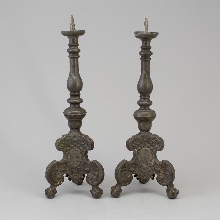 LJUSSTAKAR, ett par, tenn, daterade 1684.