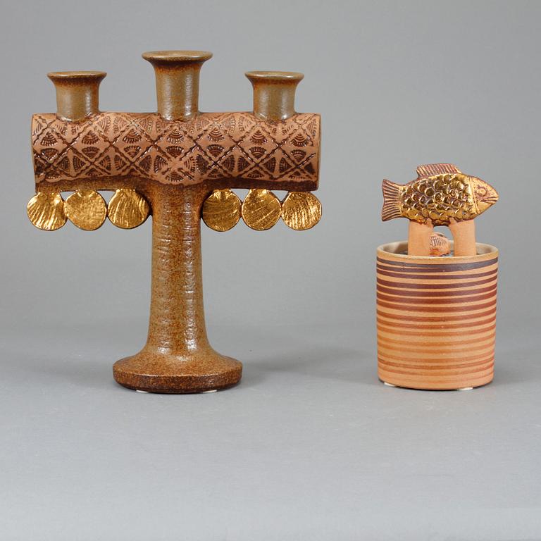 KANDELABER samt BURK, stengods, Lisa Larson,  Gustavsberg, 1900-talets andra hälft.