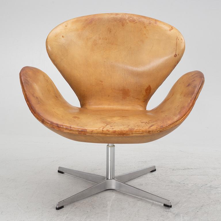 Arne Jacobsen, 'the Swan' swivel  lounge char, Fritz Hansen, 1960s.