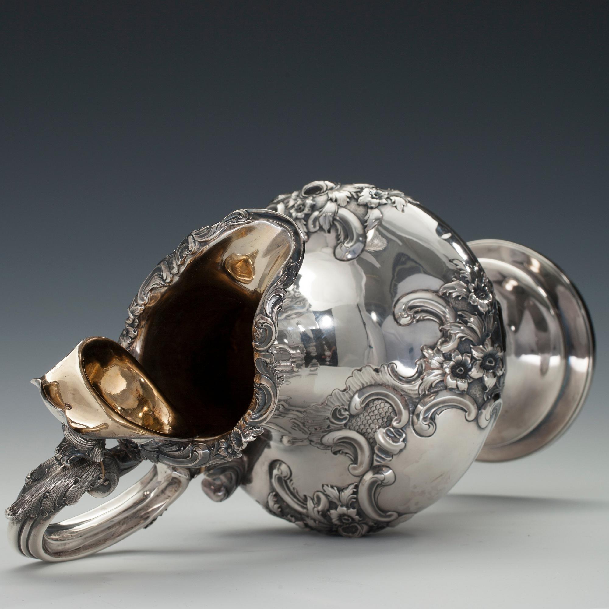 VIINIKANNU, sterling hopeaa. Edinburgh 1843. Korkeus 33 cm. Paino 916 g.