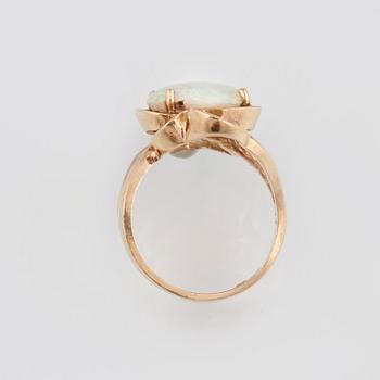 RING, 14K guld med vit opal. Vikt 5,8 gram.