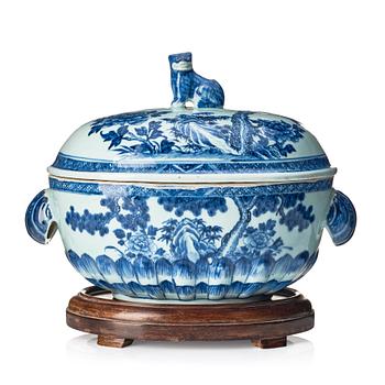 1338. A Chinese tureen with cover, Qing dynasty, Qianlong (1736-95).