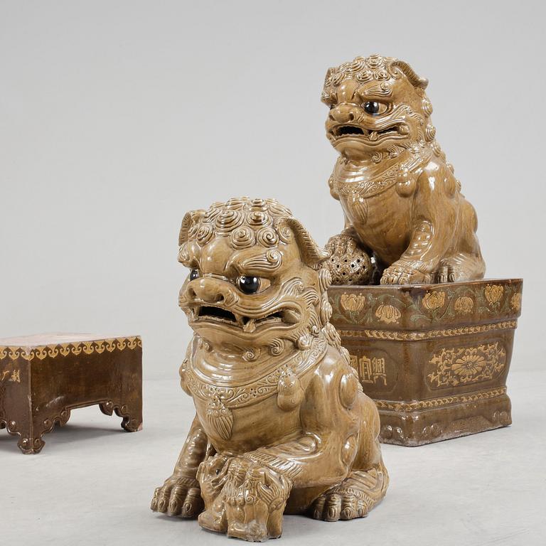 SKULPTURER, ett par, keramik, Kina 1900-tal.