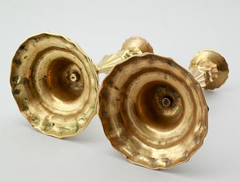 LJUSSTAKAR, 1 par, mässing, 1700-tal.