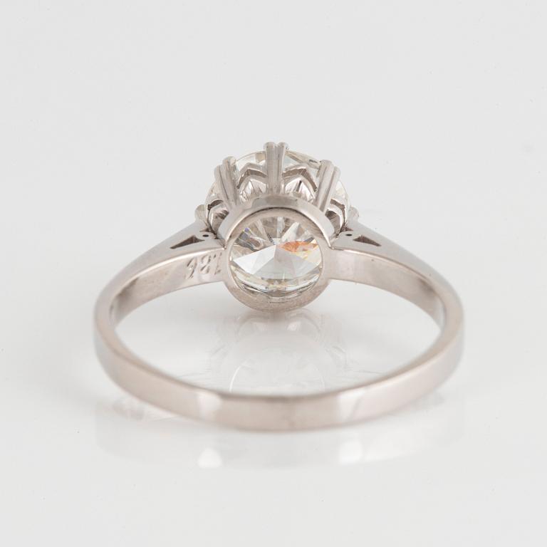Ring 18K vitguld med en rund briljantslipad diamant vikt 2.07 ct enligt gravyr kvalitet ca G/H vs.
