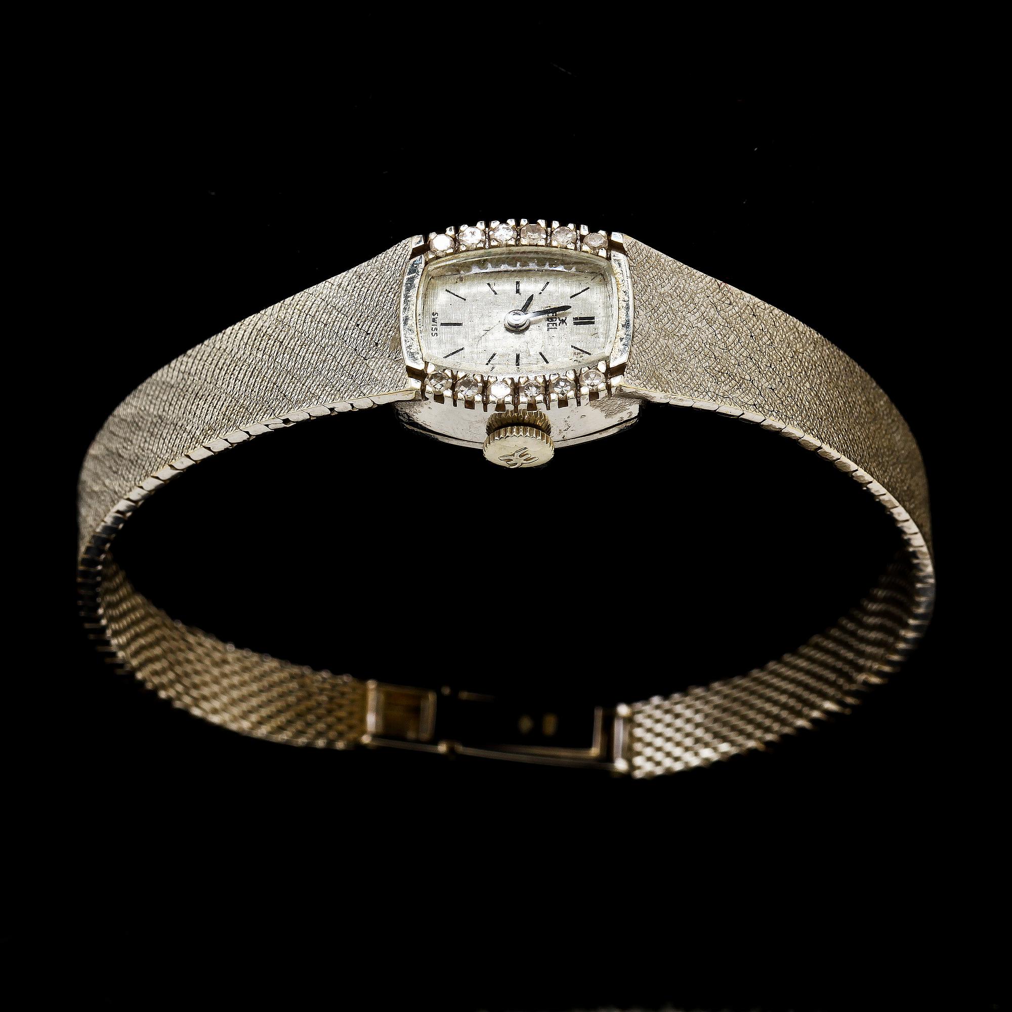 DAMARMBANDSUR, EBEL, 18k vitguld med 12 åttkantslipade diamanter. Vikt 29 g.