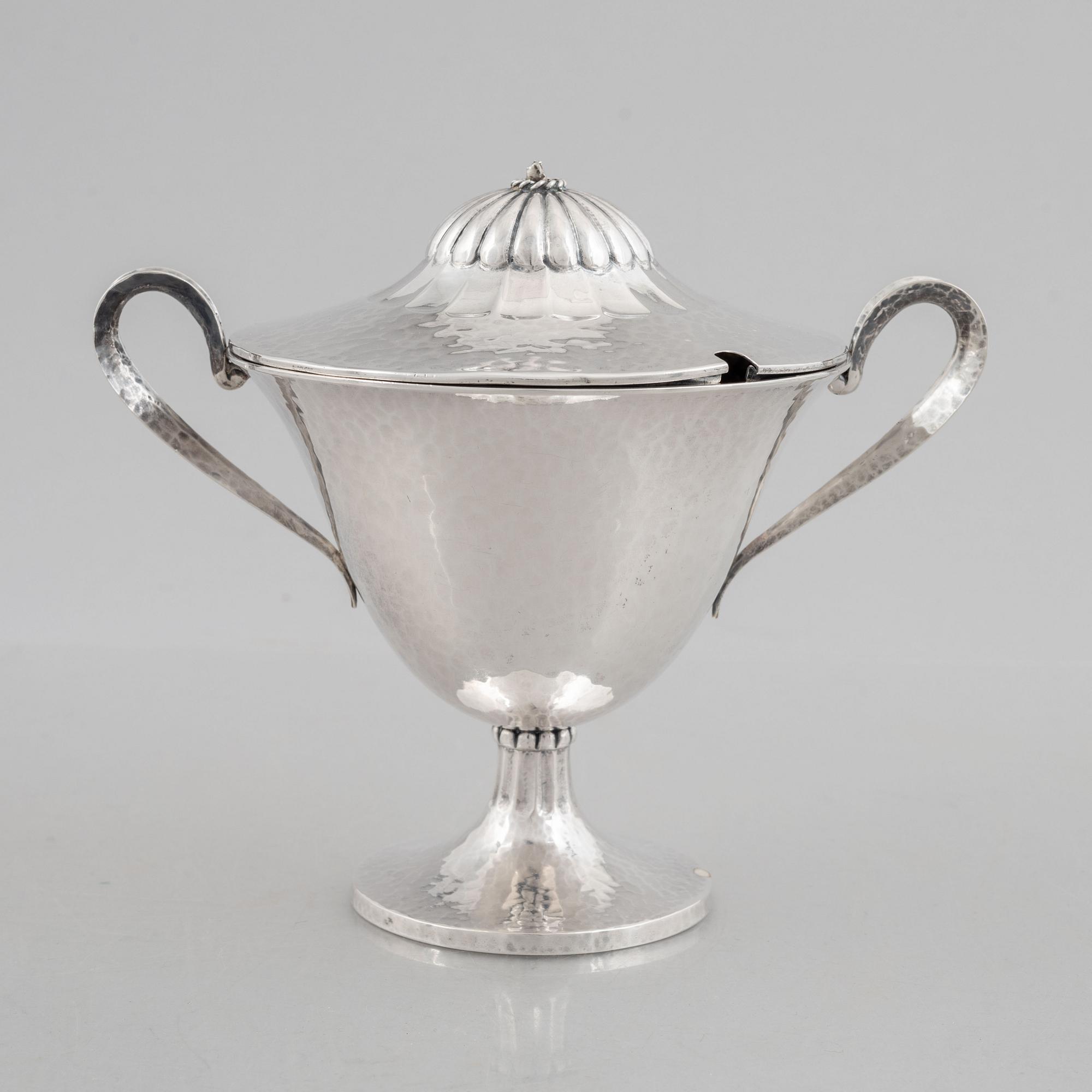 A silver sugar bowl with lid, Swedish import mark Sam Pettersson, Linköping 1923.