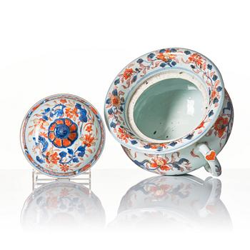 An imari chamber pot with cover, Qing dynasty, Kangxi (1662-1722).