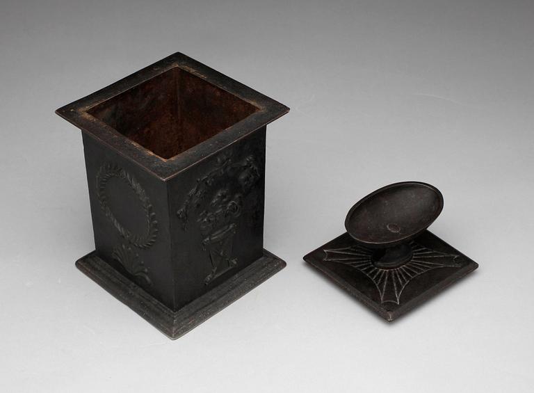 TOBAKSBURK, gjutjärn, empire, Hällefors Bruk, märkt HF i godset, 1800-talets första hälft.