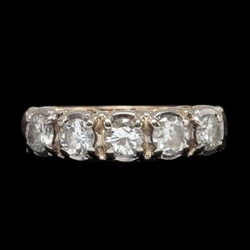 RING, 14k guld-vitguld, 5 briljantslipade diamanter, ca 0.90ct. Vikt ca 3g.