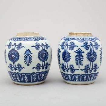BOJANER, två stycken, porslin. Qingdynastin, Kangxi (1662-1722).