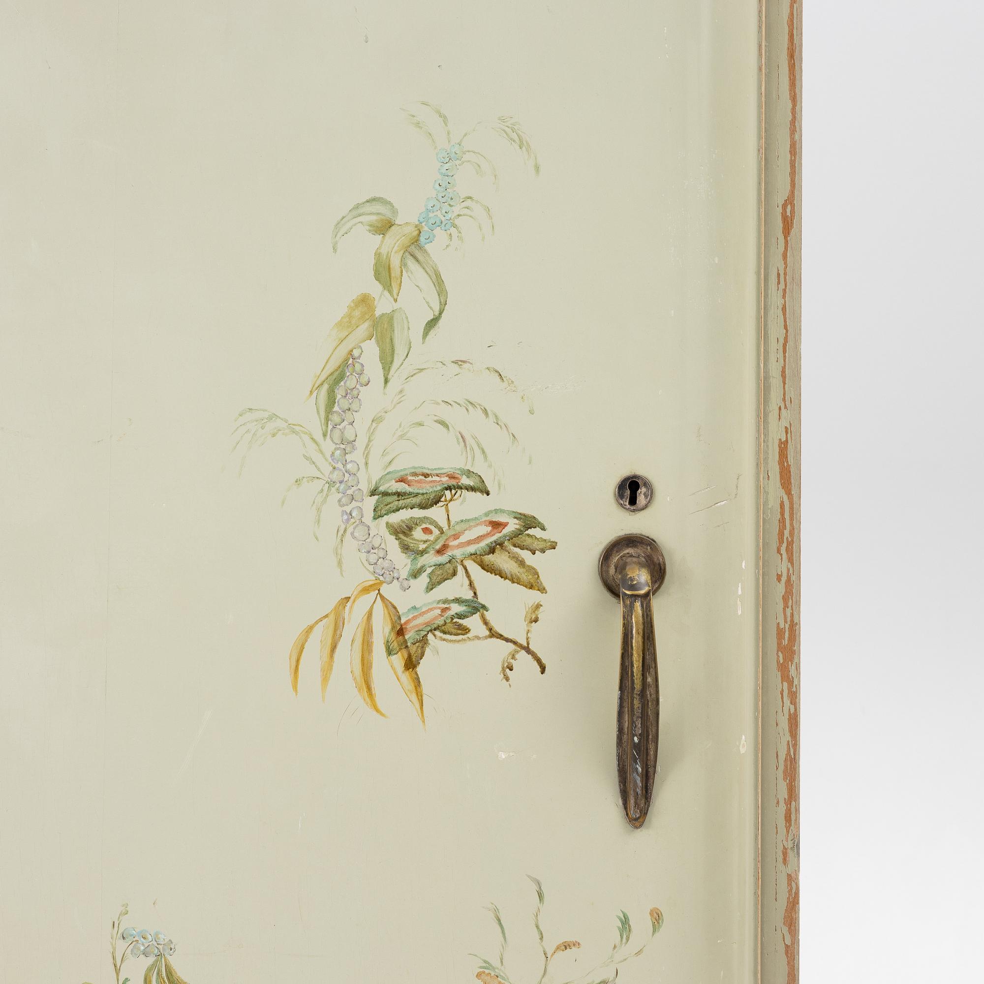 Klädskåp, 1900-talets första hälft.