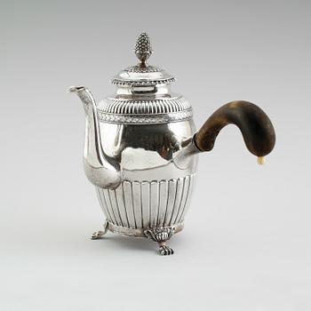 KAFFEKANNA, silver, Johan Petter Grönvall, Stockholm 1834. Vikt ca 679 gram.