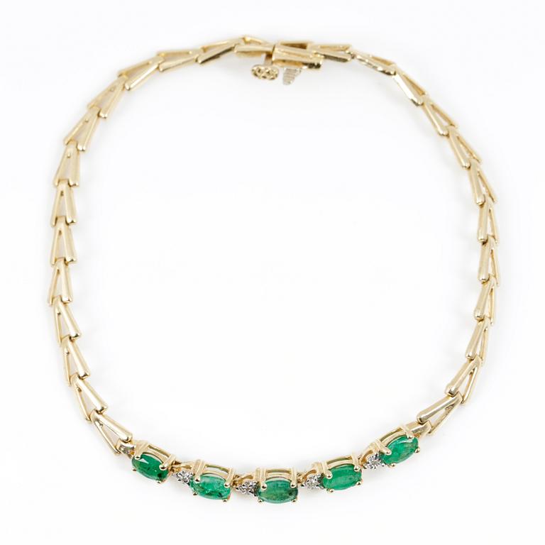ARMBAND, med 5 smaragder tot ca 0,78 ct och 4 diamanter på guldkedja med chevronlänkar. Vikt 6,22 g.