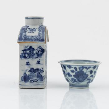 A group of five Chinese blue and white porcelain pieces, Qing dynasty, Qianlong (1736-95).