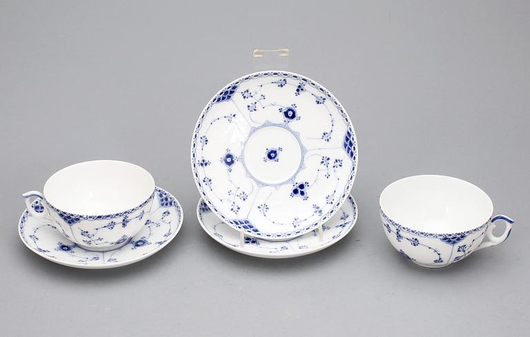 TEKOPPAR MED FAT, 23+1 delar, porslin, "Musselmalet", Royal Copenhagen,