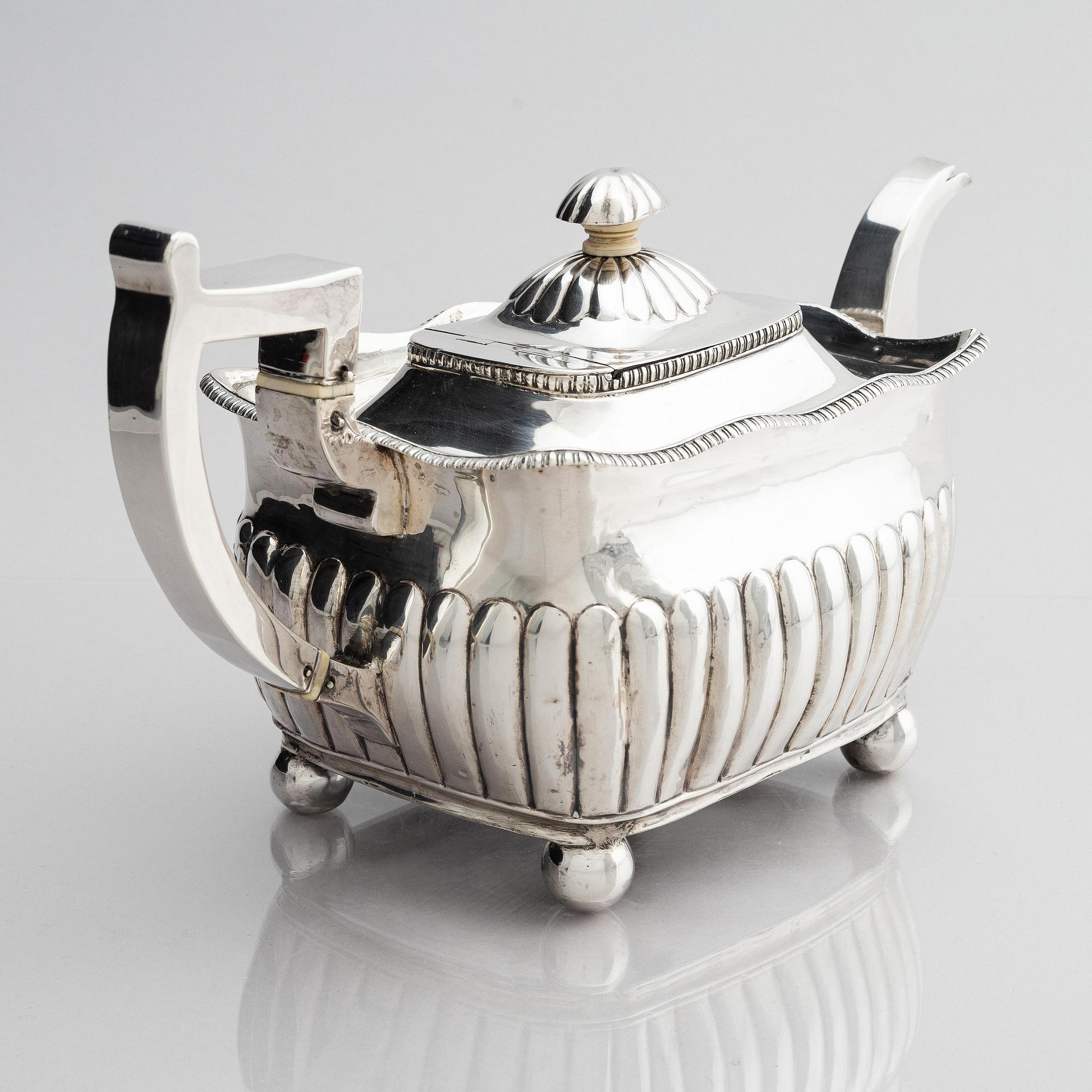 James Henzell, tekanna, silver, Dublin 1813. Empire.
