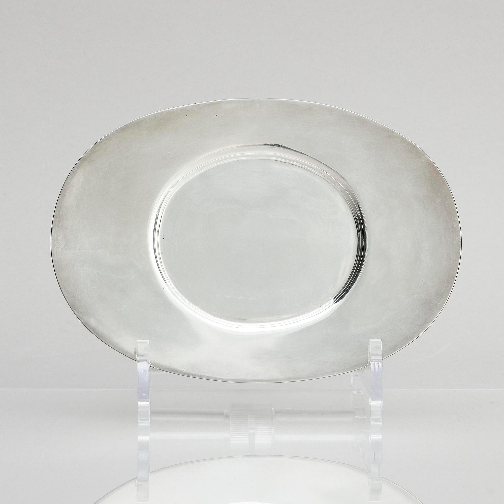Claës E. Giertta, a silver sauce bowl with a dish, mark of Claës Giertta, Stockholm 1963.