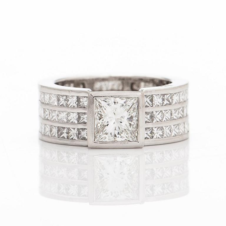 Sormus, platinaa ja princess-hiottuja timantteja yhteensä noin 4.21 ct.