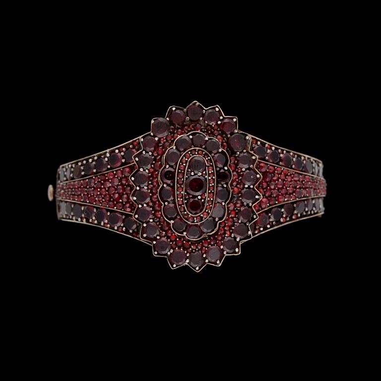 ARMBAND samt BROSCH / HÄNGE, granater, 1800-talets slut.