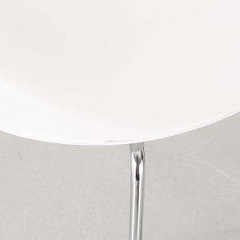 A pair of "Sjuan" chairs by Arne Jacobsen for Fritz Hansen, dated 1987.