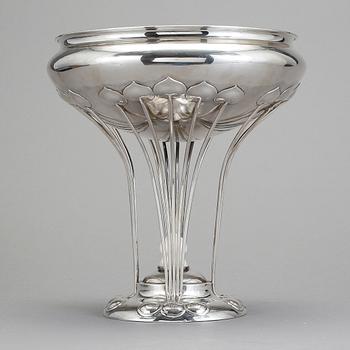 SKÅL PÅ FOT, silver, CG Hallberg, Stockholm 1902. Vikt 1545 gr.