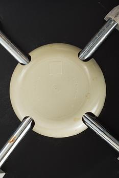 STOLAR, ett par, "Sjuan", Arne Jacobsen, Fritz Hansen, etikettmärkta 2000.