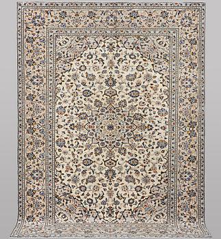 A carpet, Kashan, ca 283 x 194 cm.