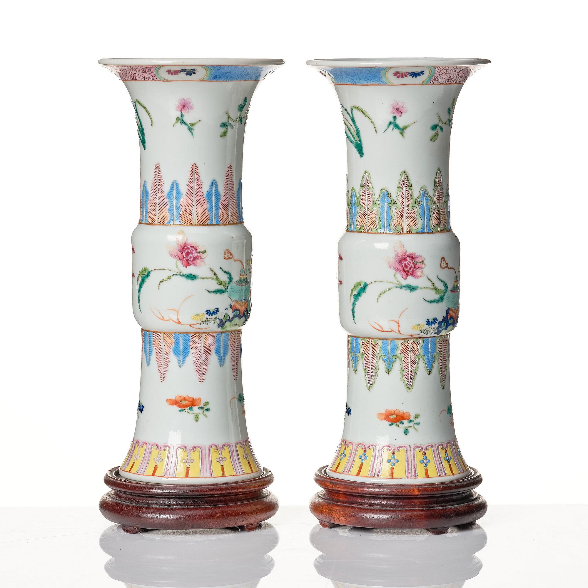 Trumpetvaser, ett par, porslin. Qing dynastin, 1800-tal.