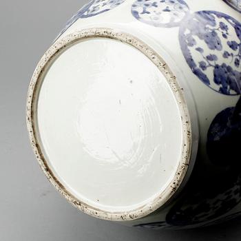 GOLVVAS, porslin, Japan, 1800-talets andra hälft.
