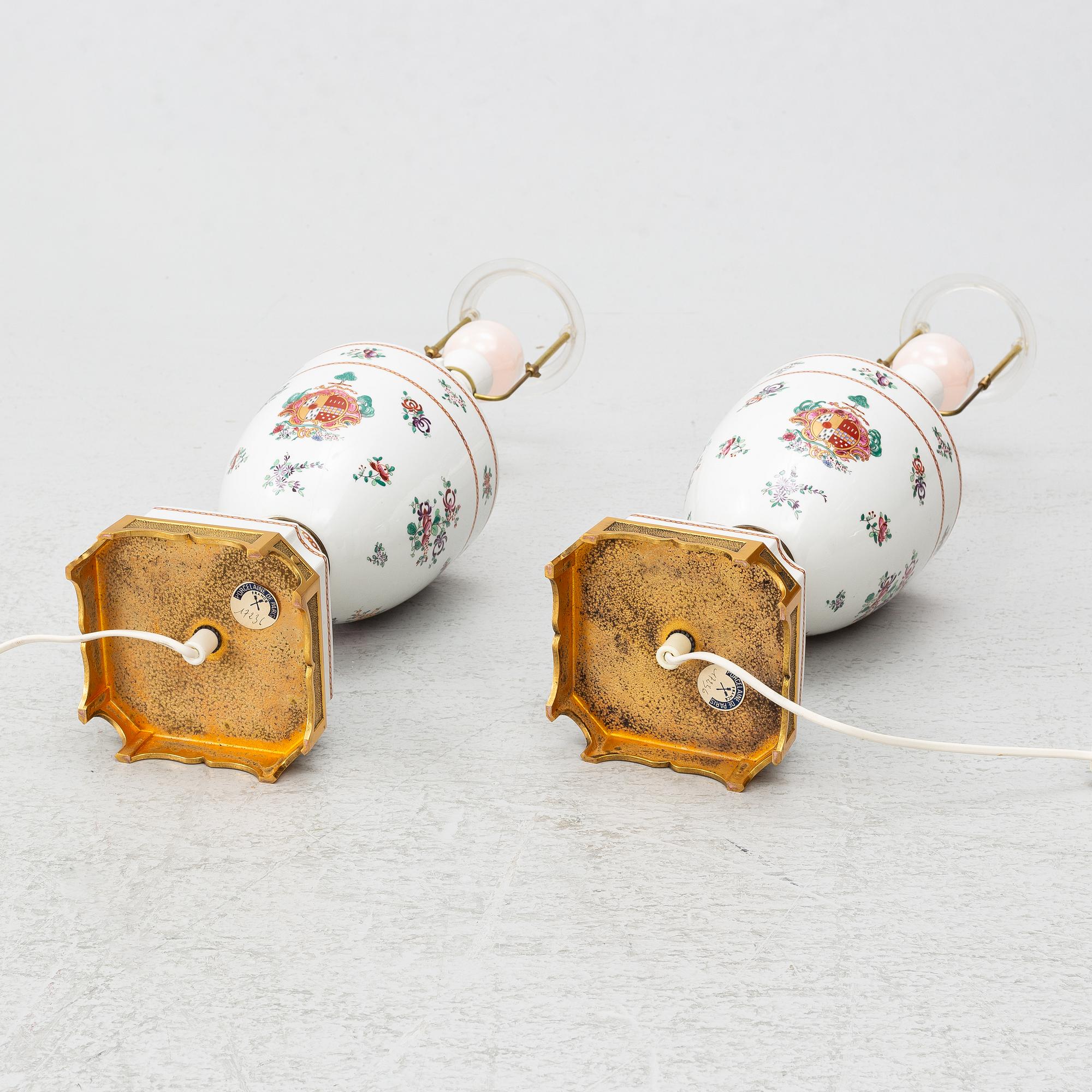 Bordslampor, ett par, Porcelaine de Paris, Frankrike, 1900-talets andra hälft.