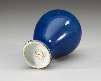 A blue glazed Meiping vase, Qing dynasty.