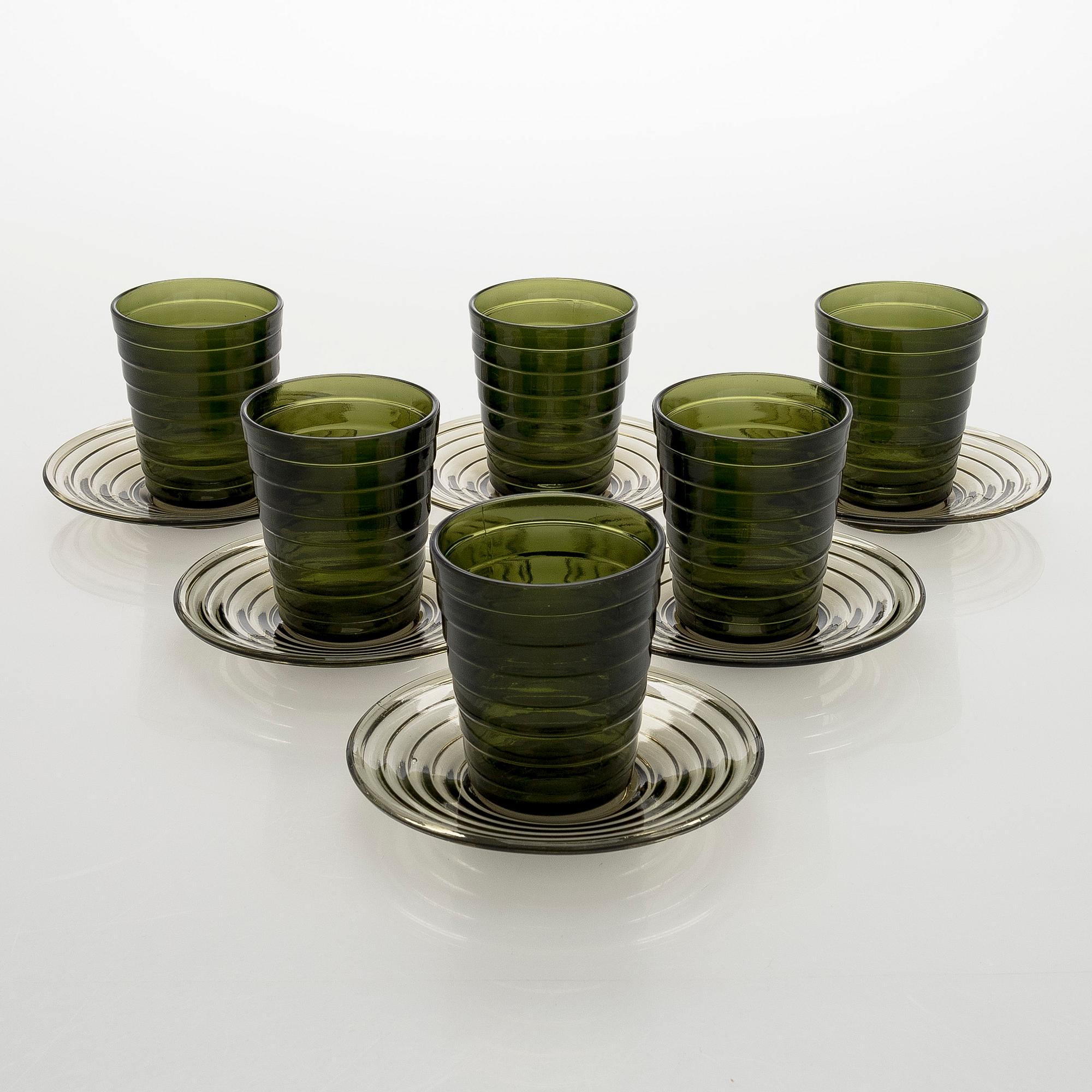 Aino Aalto, juomalaseja, 6 kpl, sekä lautasia, 6 kpl, "Bölgeblick", Karhulan lasitehdas 1930-luku.