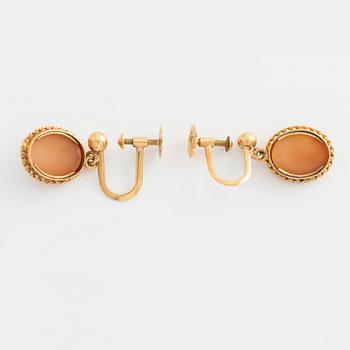 A demi-parure in 18K gold with sea shell cameos.