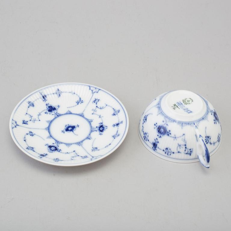 33 pieces of porcelain tableware from Royal Copenhagen, model "Musselmalet", 20th century.