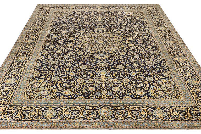 A Kashan carpet, a. 420 x 309 cm.